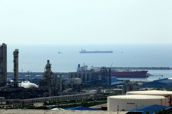 中东局势急剧恶化，伊朗以色列交替重创能源要地；霍尔木兹海峡几近瘫痪，全球油价显著攀升。