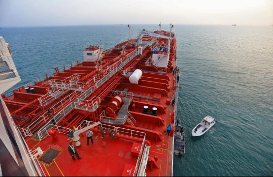  中东能源设施遇袭，霍尔木兹通道受阻；俄罗斯原油涌入亚洲市场，美国调整航运政策缓解供应链压力。 股票财经