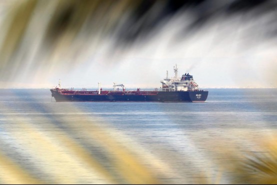  中东能源设施遇袭，霍尔木兹通道受阻；俄罗斯原油涌入亚洲市场，美国调整航运政策缓解供应链压力。 股票财经