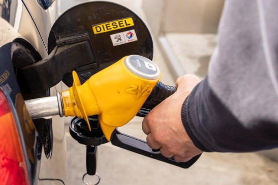  中东能源设施遇袭，霍尔木兹通道受阻；俄罗斯原油涌入亚洲市场，美国调整航运政策缓解供应链压力。 股票财经