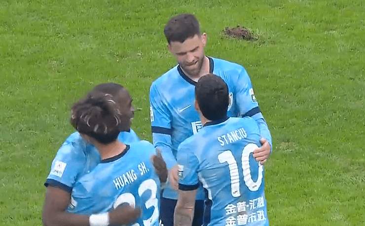  阿奇姆彭闪电破门，大连英博主场力克上海海港；赛季首胜到手，球队士气显著提升。 体育新闻