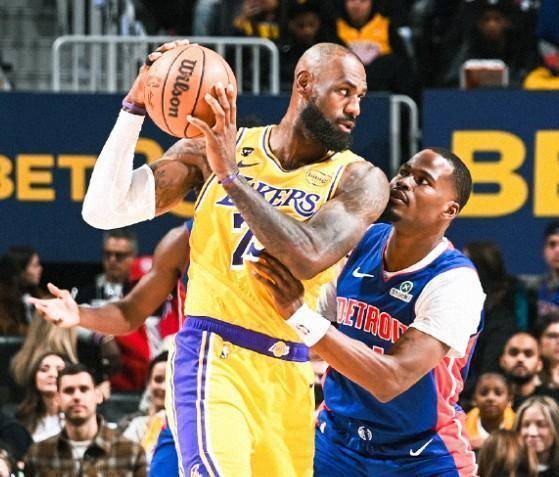  活塞主场力克湖人结束对手连胜；詹姆斯全面数据难掩上半场低迷，正负值成全场焦点。 体育新闻