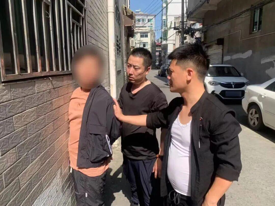 从橄榄绿到藏青蓝：温州辅警陈联合的十九年专业化蜕变之路 新闻