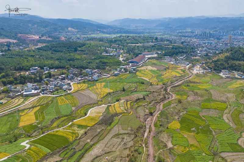 技术派视角:大理东山村航拍实战,解码高原田园的地形航线与拍摄策略 新闻